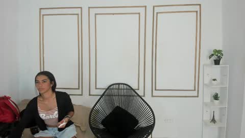 emily_gaviria1 online show from May 17, 12:01 pm