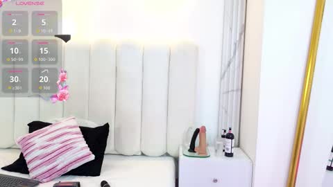 Snapshot of emily_hilton1 chatting on March 31, 6:52 pm emily_hilton1 online show from March 31, 6:52 pm