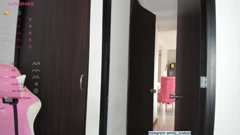 Snapshot of emily_huddson_ chatting on December 4, 6:50 pm independet model online show from December 4, 6:50 pm