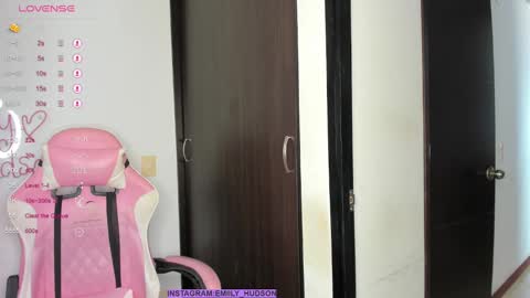 Snapshot of emily_huddson_ chatting on December 17, 6:20 pm independet model online show from December 17, 6:20 pm