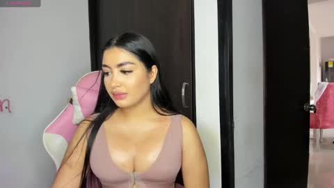 Snapshot of emily_huddson_ chatting on February 1, 7:23 pm independet model online show from February 1, 7:23 pm