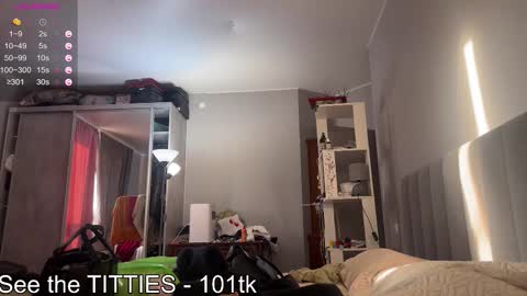 Snapshot of emily_is_here chatting on March 5, 4:08 am Emily online show from March 5, 4:08 am