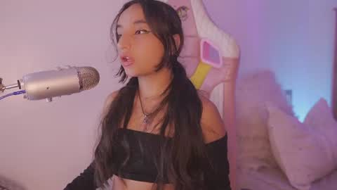 Snapshot of emily_jonexs_ chatting on June 14, 2:24 am mily online show from June 14, 2:24 am
