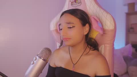Snapshot of emily_jonexs_ chatting on June 14, 2:30 pm mily online show from June 14, 2:30 pm