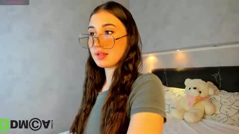 Snapshot of emily_lews chatting on March 5, 1:23 am Emily online show from March 5, 1:23 am