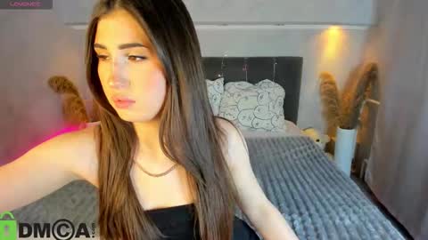 Snapshot of emily_lews chatting on March 28, 9:09 am Emily online show from March 28, 9:09 am