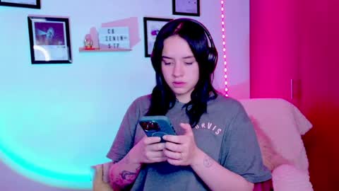Snapshot of emily_lindey_ chatting on June 21, 8:17 am Emily Lindey online show from June 21, 8:17 am