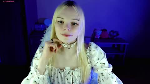 Snapshot of emily_nyaffe chatting on December 16, 10:24 pm Lia online show from December 16, 10:24 pm