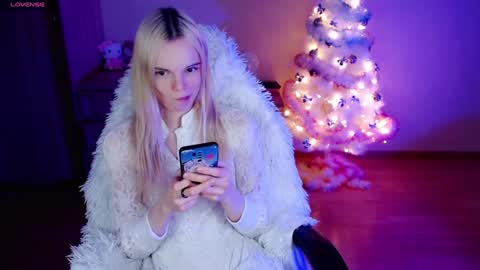 Snapshot of emily_nyaffe chatting on December 23, 12:35 am Lia online show from December 23, 12:35 am