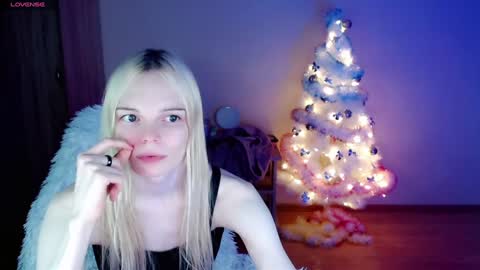 Snapshot of emily_nyaffe chatting on December 23, 11:49 pm Lia online show from December 23, 11:49 pm