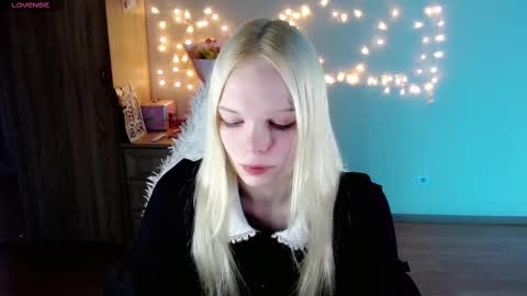 Snapshot of emily_nyaffe chatting on February 26, 11:15 pm Lia online show from February 26, 11:15 pm