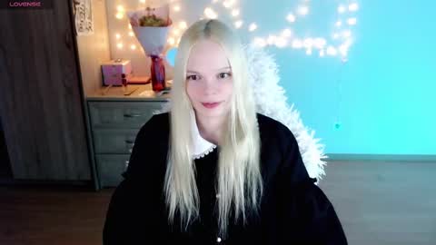 Snapshot of emily_nyaffe chatting on March 4, 8:16 pm Lia online show from March 4, 8:16 pm