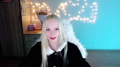Snapshot of emily_nyaffe chatting on March 4, 11:22 pm Lia online show from March 4, 11:22 pm