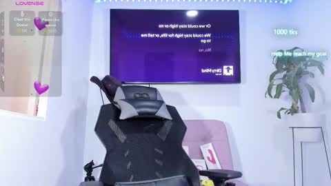 Snapshot of emily_palmeer chatting on October 13, 11:54 am emily_palmeer online show from October 13, 11:54 am