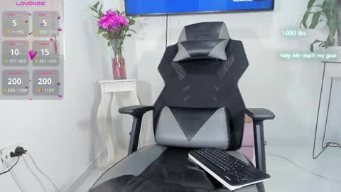 Snapshot of emily_palmeer chatting on October 15, 12:49 pm emily_palmeer online show from October 15, 12:49 pm