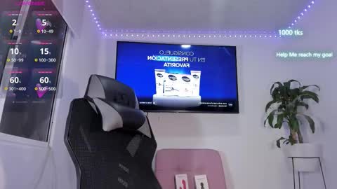 Snapshot of emily_palmeer chatting on October 25, 9:28 am emily_palmeer online show from October 25, 9:28 am