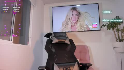 Snapshot of emily_palmeer chatting on November 10, 10:47 am emily_palmeer online show from November 10, 10:47 am