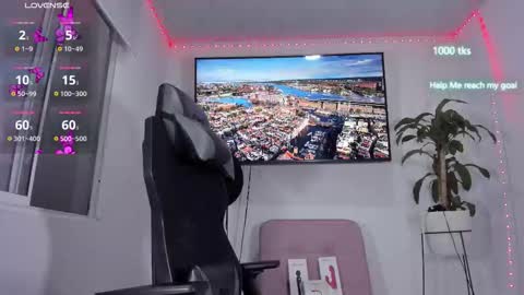 Snapshot of emily_palmeer chatting on December 22, 11:18 am emily_palmeer online show from December 22, 11:18 am