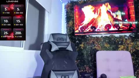 Snapshot of emily_palmeer chatting on May 19, 10:21 am emily_palmeer online show from May 19, 10:21 am