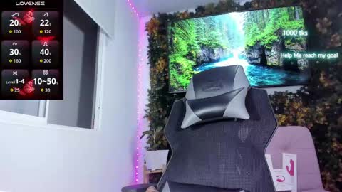 Snapshot of emily_palmeer chatting on June 1, 9:22 am emily_palmeer online show from June 1, 9:22 am