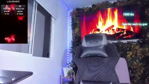 Snapshot of emily_palmeer chatting on July 2, 9:04 am emily_palmeer online show from July 2, 9:04 am