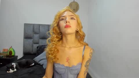 Snapshot of emily_pons chatting on January 6, 6:44 pm Emi online show from January 6, 6:44 pm