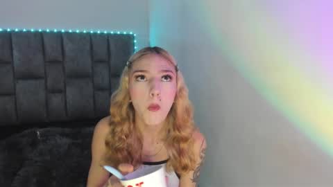 Snapshot of emily_pons chatting on February 8, 6:44 pm Emi online show from February 8, 6:44 pm