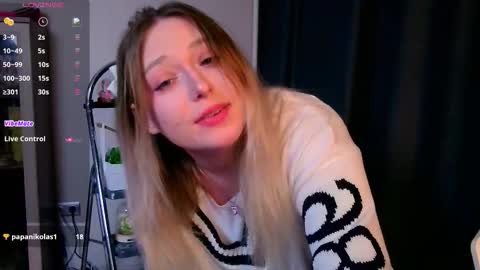 Snapshot of emily_pvt chatting on February 17, 9:43 pm emily_pvt online show from February 17, 9:43 pm