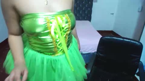 Snapshot of emily_rdz chatting on October 29, 5:10 am EMILY online show from October 29, 5:10 am