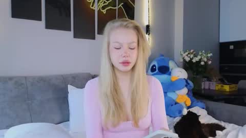 Snapshot of emily_shepard chatting on February 16, 5:14 am emily shepard online show from February 16, 5:14 am