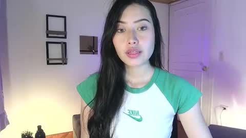 Snapshot of emily_swan_04 chatting on February 6, 10:43 pm Emily Swan online show from February 6, 10:43 pm