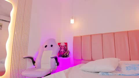 Snapshot of emily_walker4 chatting on March 2, 7:15 am emily_walker4 online show from March 2, 7:15 am