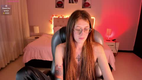 emily_warren__ online show from April 7, 9:26 pm