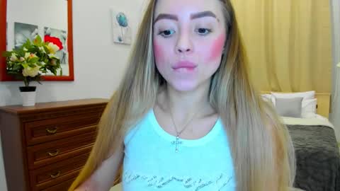 Snapshot of emily_wilds chatting on October 24, 8:05 pm emily_wilds online show from October 24, 8:05 pm