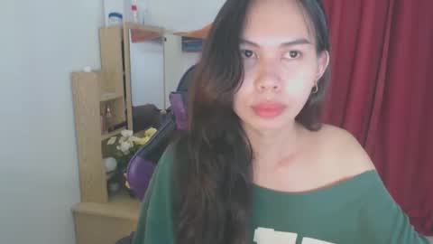 Snapshot of emily_xo143 chatting on March 5, 6:31 am emily_xo143 online show from March 5, 6:31 am