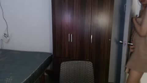 Snapshot of emily_xo143 chatting on April 2, 1:09 pm emily_xo143 online show from April 2, 1:09 pm