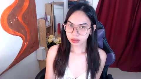 emily_xo143 online show from June 15, 9:44 am