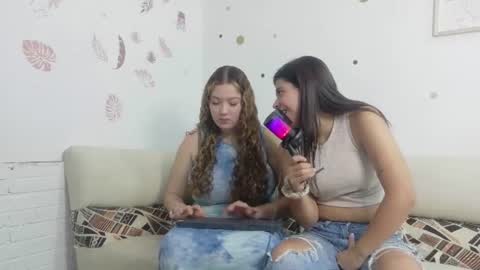 Snapshot of emilyblosom_y_miarose chatting on July 17, 5:40 pm online show from July 17, 5:40 pm
