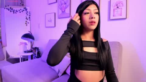 Snapshot of emilydolly_ chatting on April 2, 11:41 am Emily online show from April 2, 11:41 am