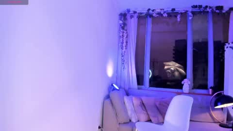 Snapshot of emilydolly_ chatting on April 24, 10:50 am Emily online show from April 24, 10:50 am