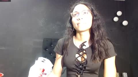 Snapshot of emilygomezz chatting on February 9, 11:25 am Emily online show from February 9, 11:25 am