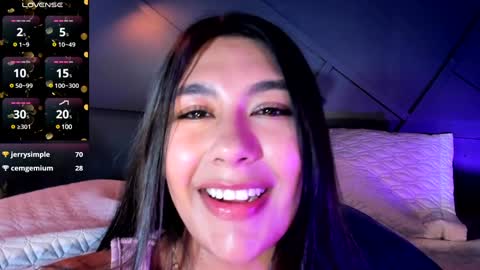 Snapshot of emilyh_ chatting on December 17, 5:04 pm Emily online show from December 17, 5:04 pm