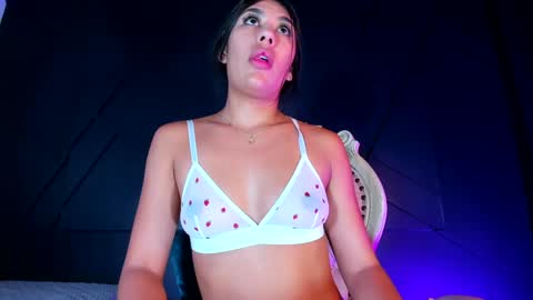 Snapshot of emilyh_ chatting on December 23, 3:01 pm Emily online show from December 23, 3:01 pm