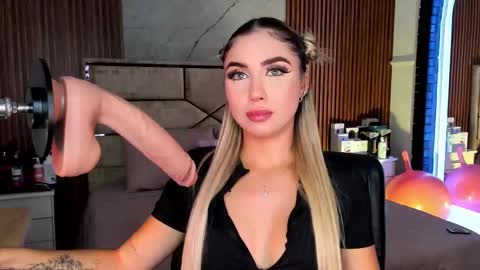 Snapshot of emilyhendrix_ chatting on September 26, 8:35 pm Emily Hendrix online show from September 26, 8:35 pm