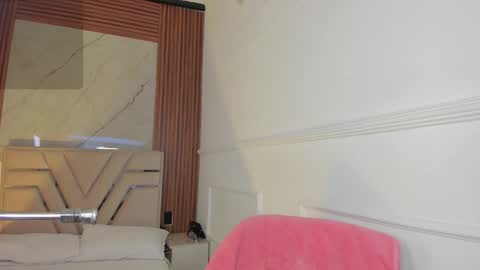 Snapshot of emilyhendrix_ chatting on February 19, 8:16 pm Emily Hendrix online show from February 19, 8:16 pm