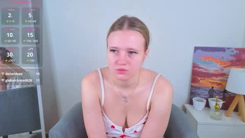 Snapshot of emilyhewell chatting on September 27, 1:32 am Emi online show from September 27, 1:32 am