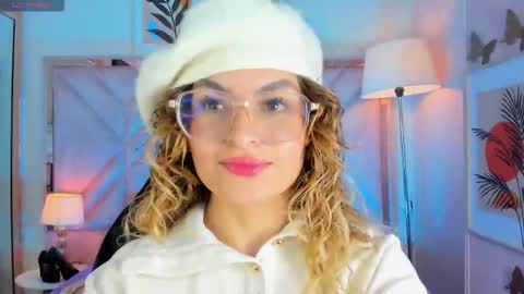 Snapshot of emilyjonesss_ chatting on March 14, 7:52 pm Emilyjonnes online show from March 14, 7:52 pm