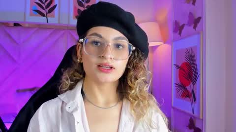 Snapshot of emilyjonesss_ chatting on March 19, 8:46 pm Emilyjonnes online show from March 19, 8:46 pm