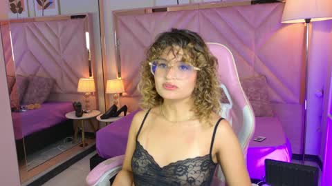 Snapshot of emilyjonesss_ chatting on April 6, 7:59 pm Emilyjonnes online show from April 6, 7:59 pm