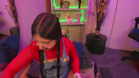 Snapshot of emilykarterr chatting on December 6, 7:23 pm VALEEEN online show from December 6, 7:23 pm